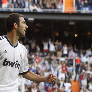 开云-西甲球迷打出创意横幅，显示支持热情，西甲标语