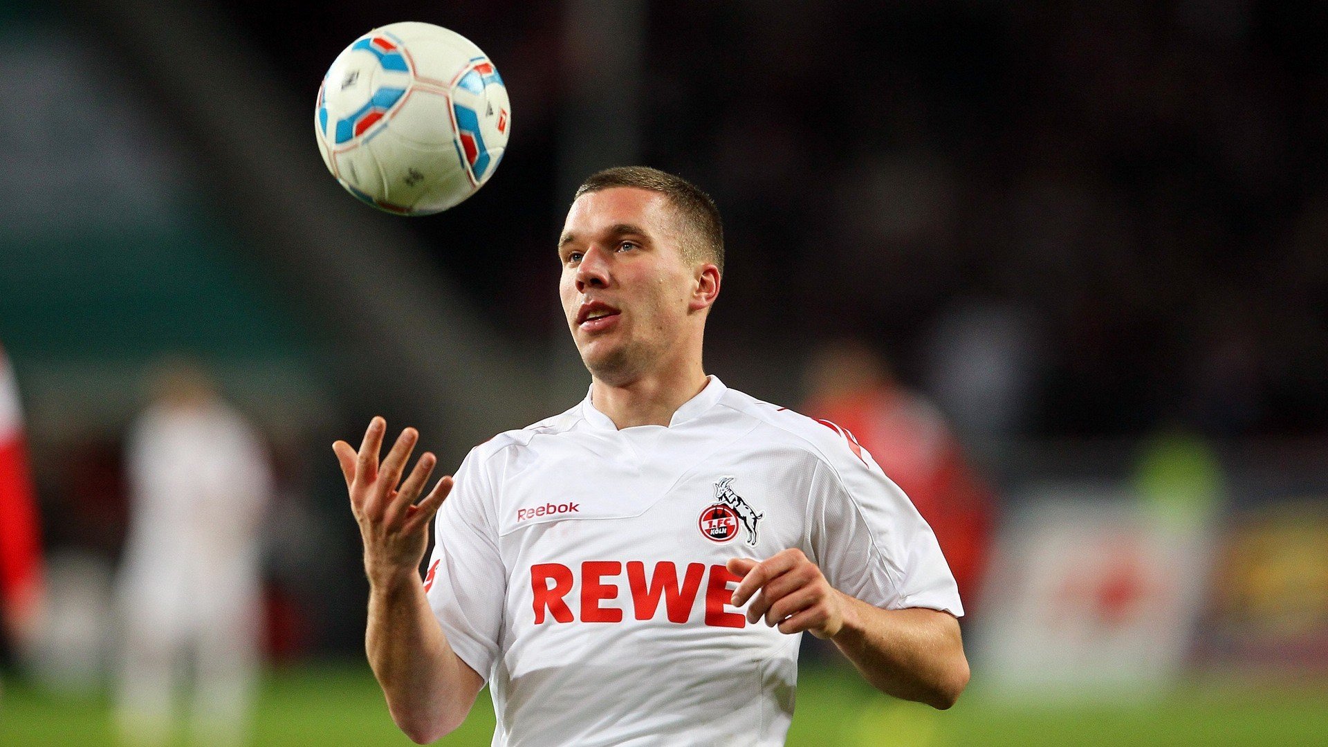 足球志愿者服务队伍不断壮大，为青少年提供了更加温暖的运动环境